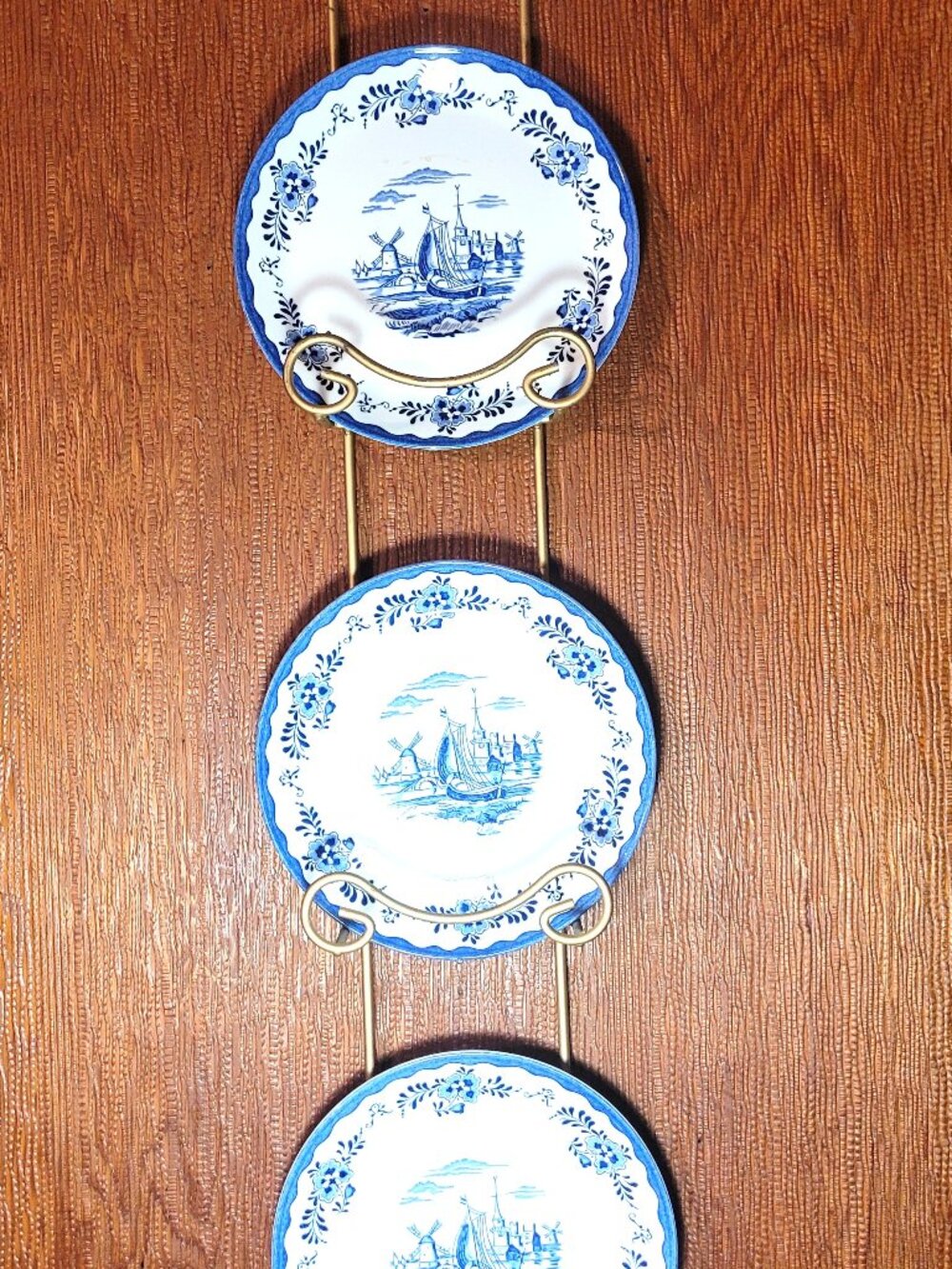 1974 Johnson Brothers Holland Blue White Ironstone Plates Brass Wall Rack Set 3